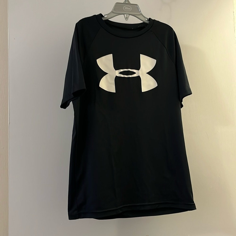 Boys Under Armour short sleeve shirt size JMD